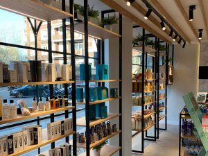 Herb&Be proyecto integral de diseño y construcción de tienda - Cristalera 1