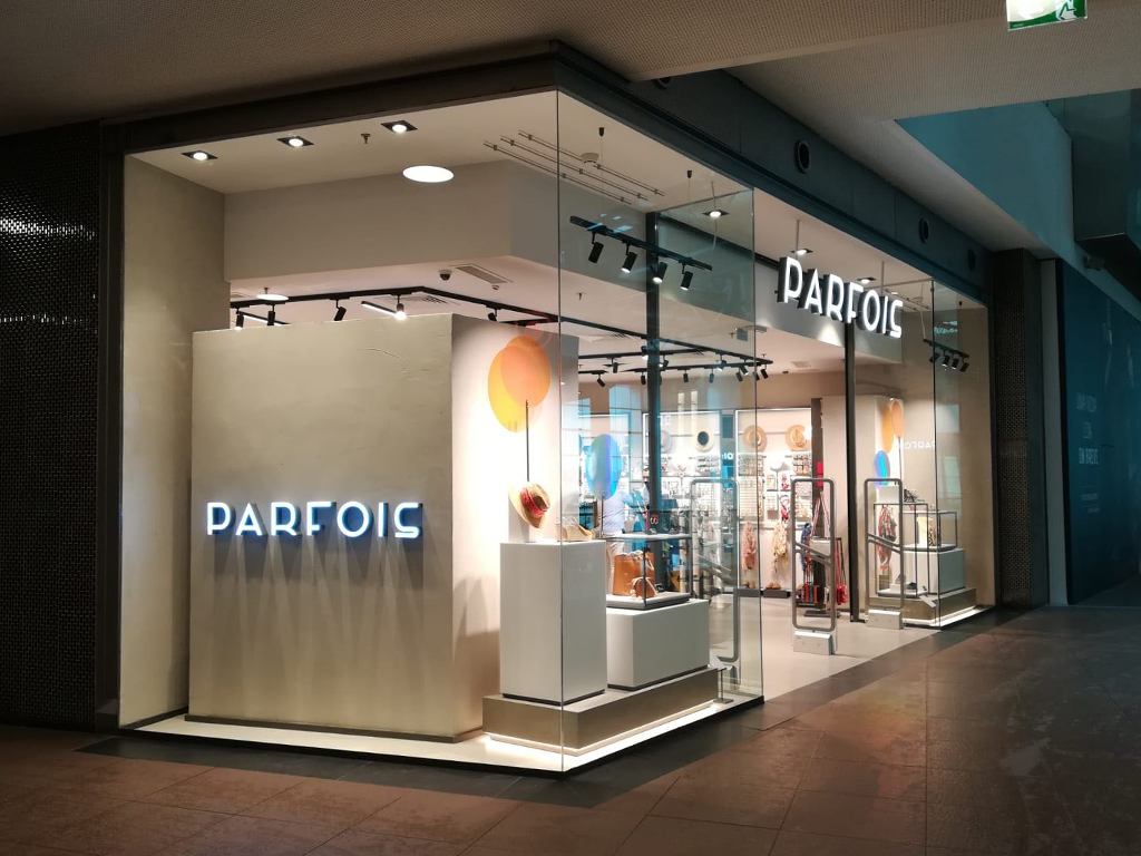 5 claves para diseñar el escaparate y la fachada de tu tienda de moda - Parfois (Lateral)