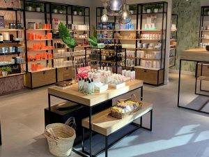 Ventajas contratar a un interiorista comercial profesional para tu tienda - Herb and Be