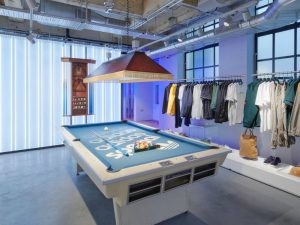 Nuevas experiencias de cliente en retail: arte y ocio para atraer nuevos públicos (Billar)