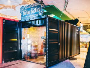 Nuevas experiencias de cliente en retail: arte y ocio para atraer nuevos públicos (The Hood barber)