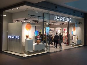 Diseño de escaparates post pandemia: un nuevo mundo para el retail - Parfois (Escaparate)