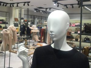 Descubre cómo desarrollamos los últimos conceptos de tienda de Parfois - V6 Maniquí iluminación